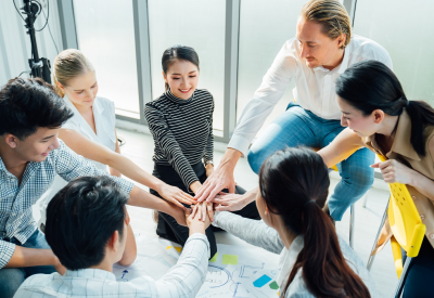 Lavoro di squadra, partnership e connessione sociale negli affari si uniscono per mano insieme al concetto. Mano di persone diverse che si connettono. Potere del lavoro volontario di carità, pila di persone mano.