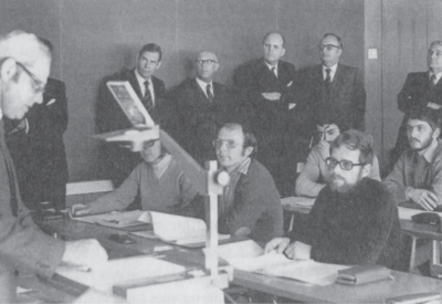 L’8 febbraio 1974 il Consigliere federale Ernst Brugger (in fondo a destra) assiste all’insegnamento di Konrad Weber insieme al direttore dell’ISPFP Werner Lustenberger (quinto da destra).