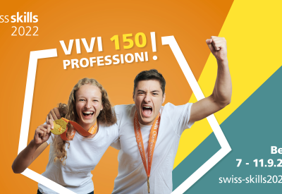L'immagine mostra la visuale di SwissSkills 2022, vengono mostrati due giovani che sono contenti della medaglia ottenuta ai Campionati SwissSkills.