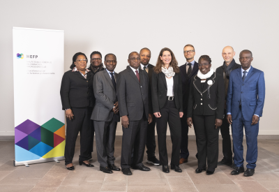 Uomini e donne nella foto di gruppo della delegazione del Ministro della Costa d'Avorio