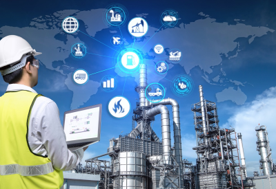 Industria 4.0 del processo di raffinazione del petrolio e del gas dell'impianto di raffinazione, doppia esposizione dell'ingegnere che lavora, concetto di icone della rete del sistema energetico industriale.
