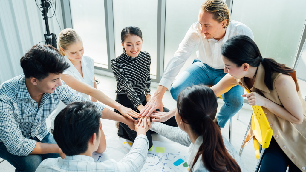 Lavoro di squadra, partnership e connessione sociale negli affari si uniscono per mano insieme al concetto. Mano di persone diverse che si connettono. Potere del lavoro volontario di carità, pila di persone mano.