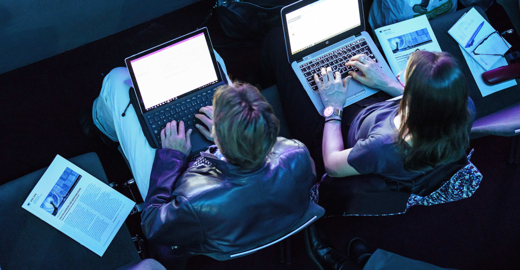 Due persone lavorano con un laptop