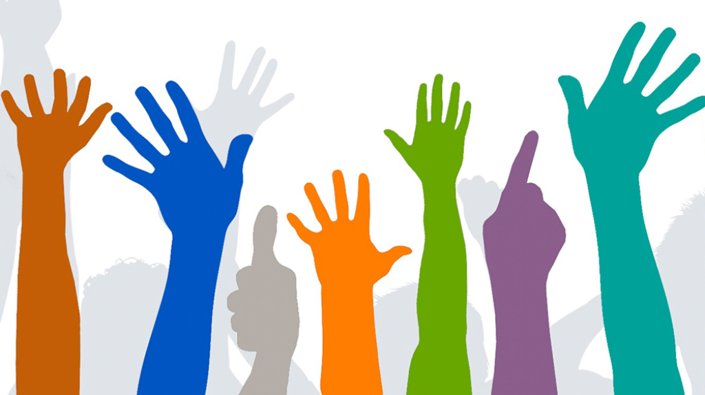 Immagine per la giornata di educazione allo sviluppo sostenibile in cui si vedeno delle mani aperte alzate verso l'alto e le loro ombre