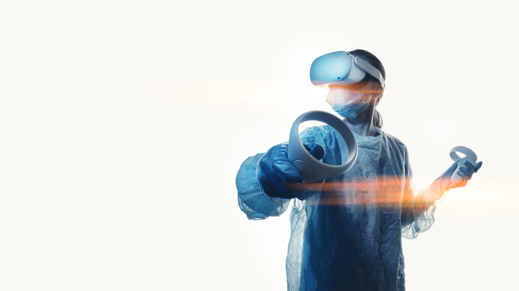 donna medico con casco di realtà virtuale e manipolatori in mano su sfondo bianco. il concetto di condurre operazioni a distanza utilizzando le moderne tecnologie VR