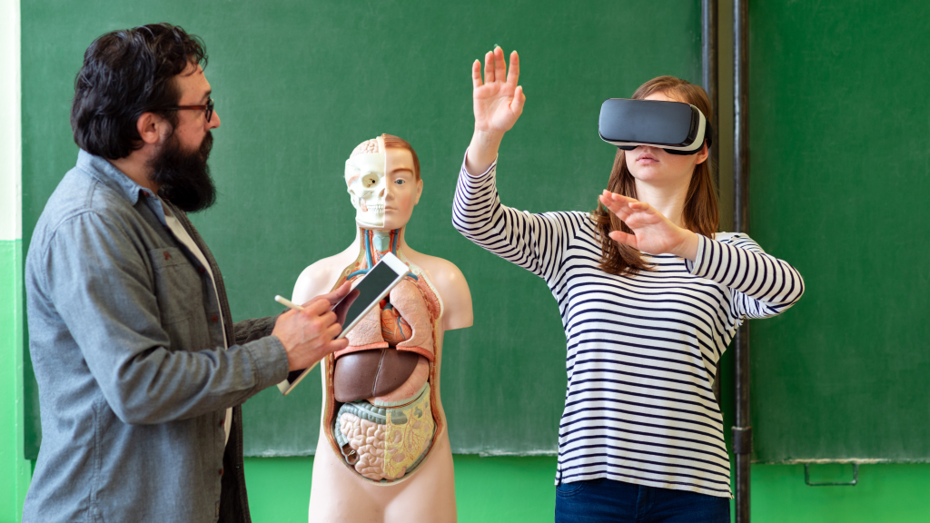 Frau mit VR-Brille und Lehrperson mit Tablet